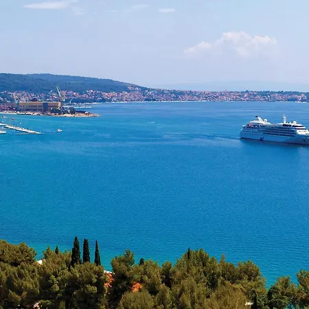 Four-bedroom In Okrug Gornji Vikendica