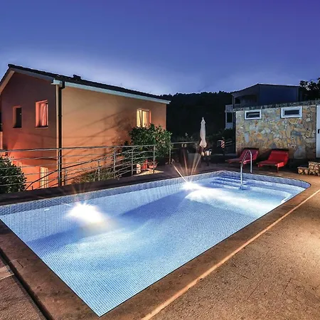 Ferienhaus Four-bedroom In Okrug Gornji