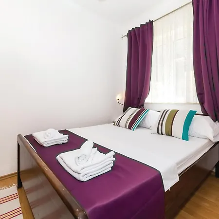 Ferienhaus Four-bedroom In Okrug Gornji *