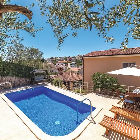 بيت للعطل Four-bedroom In Okrug Gornji تروغير