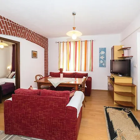 Four-bedroom In Okrug Gornji *