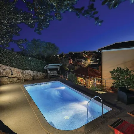 Four-bedroom In Okrug Gornji