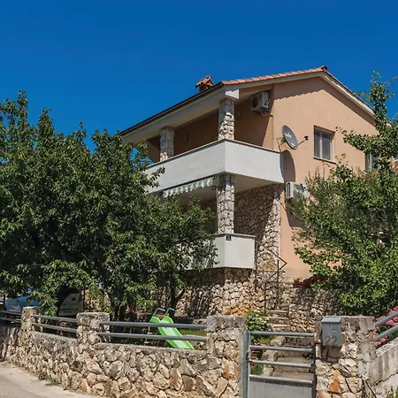 Four-bedroom In Okrug Gornji بيت للعطل