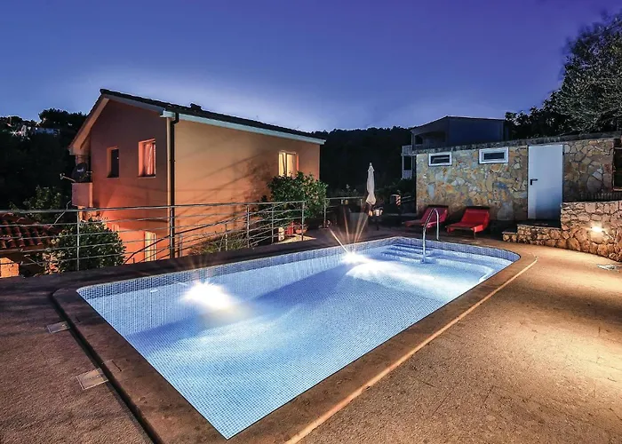 بيت للعطل Four-bedroom In Okrug Gornji
