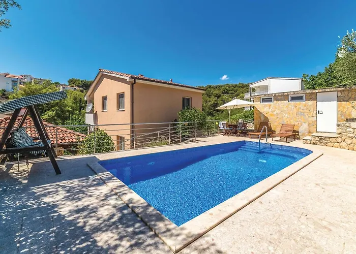 Four-bedroom In Okrug Gornji *
