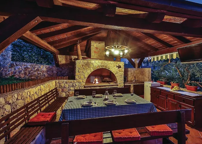 بيت للعطل Four-bedroom In Okrug Gornji