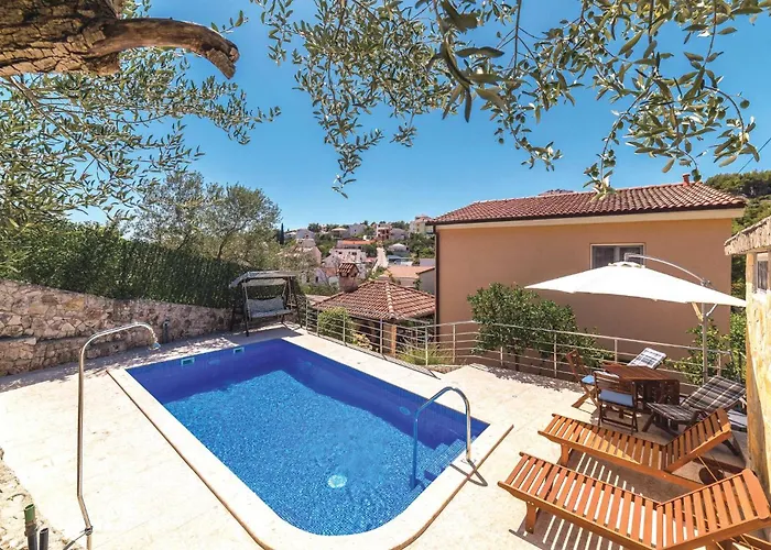 بيت للعطل Four-bedroom In Okrug Gornji تروغير