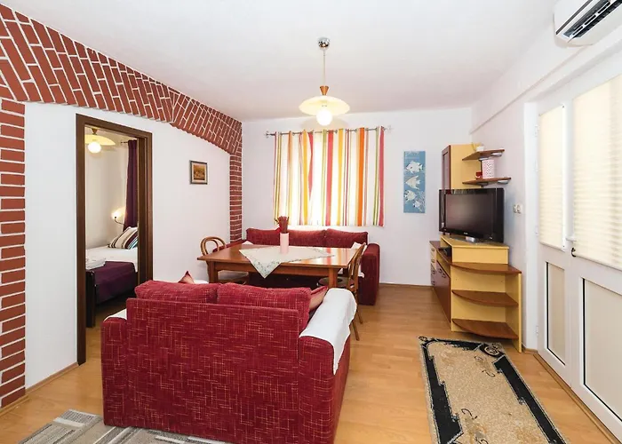 Four-bedroom In Okrug Gornji *