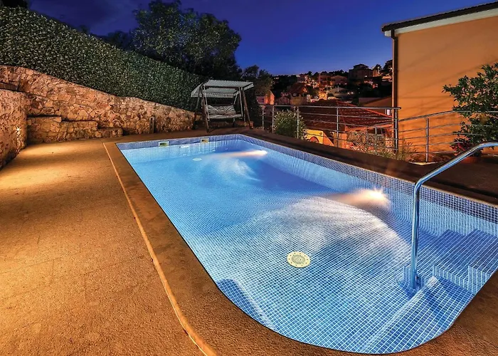 Four-bedroom In Okrug Gornji تروغير