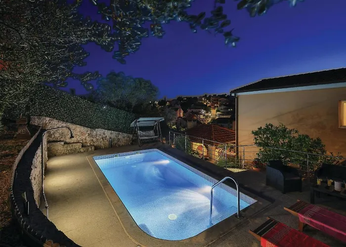 Four-bedroom In Okrug Gornji