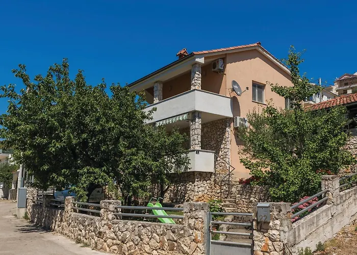 Four-bedroom In Okrug Gornji بيت للعطل