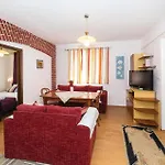 Four-bedroom In Okrug Gornji *