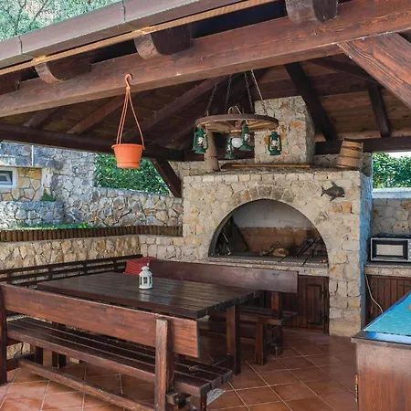 Four-bedroom In Okrug Gornji