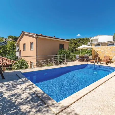 Four-bedroom In Okrug Gornji *