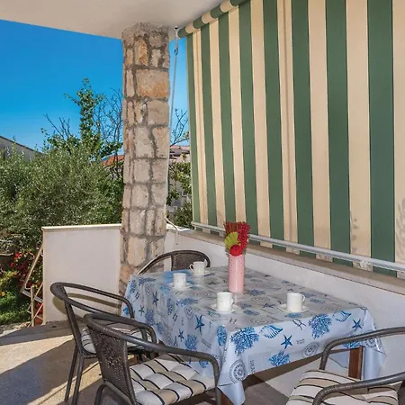 Four-bedroom In Okrug Gornji Vakantiehuis