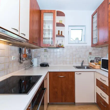 Дом отдыха Four-bedroom In Okrug Gornji