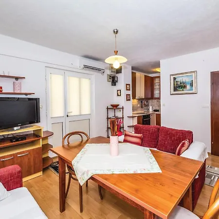 Awesome In Okrug Gornji With Kitchen