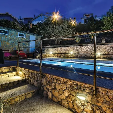 Four-bedroom In Okrug Gornji *