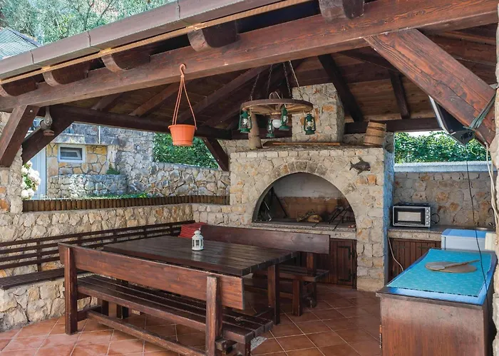 Four-bedroom In Okrug Gornji