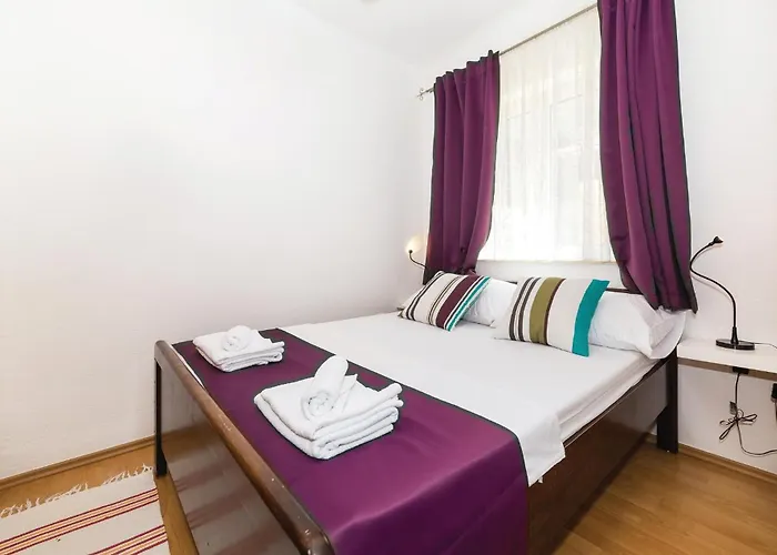 Vakantiehuis Four-bedroom In Okrug Gornji *