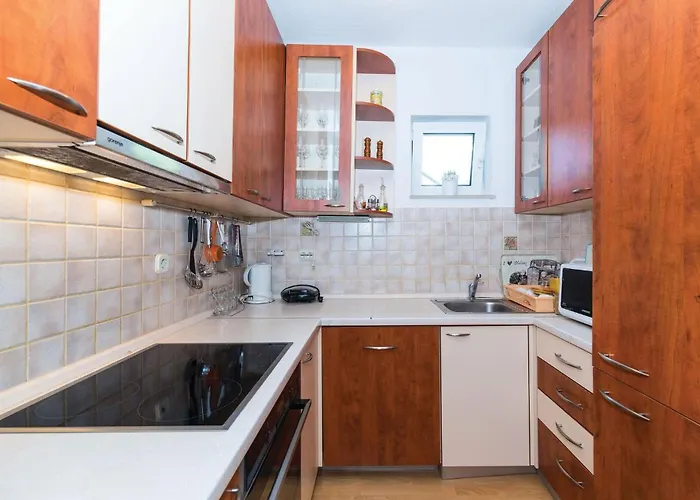 Vakantiehuis Four-bedroom In Okrug Gornji