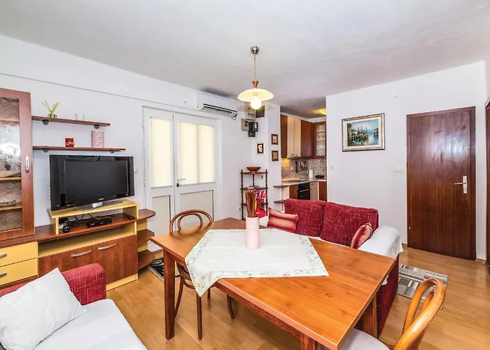 Four-bedroom In Okrug Gornji