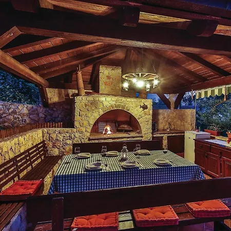 Vikendica Four-bedroom In Okrug Gornji